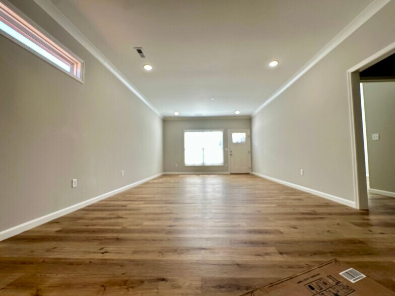 Building Photo - 210 Kinniard Rd