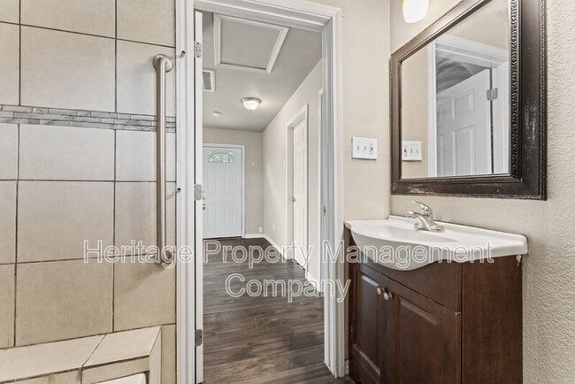 Building Photo - 315 Pool Dr