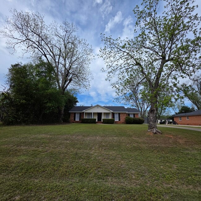 Building Photo - 825 Community Ave