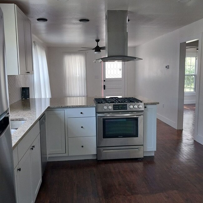 Building Photo - Cottage Style Dollhouse with $300/mo utility allowance!