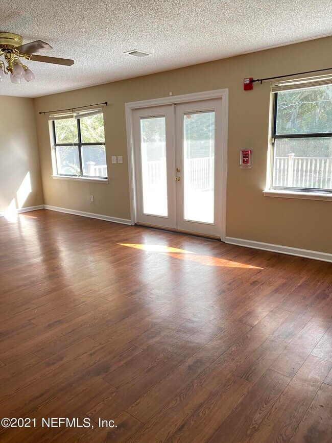 Building Photo - 4294 Tanglewilde Dr S