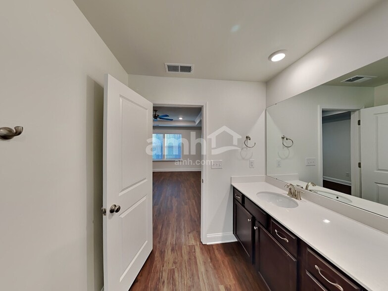 Building Photo - 618 Rivermist Dr
