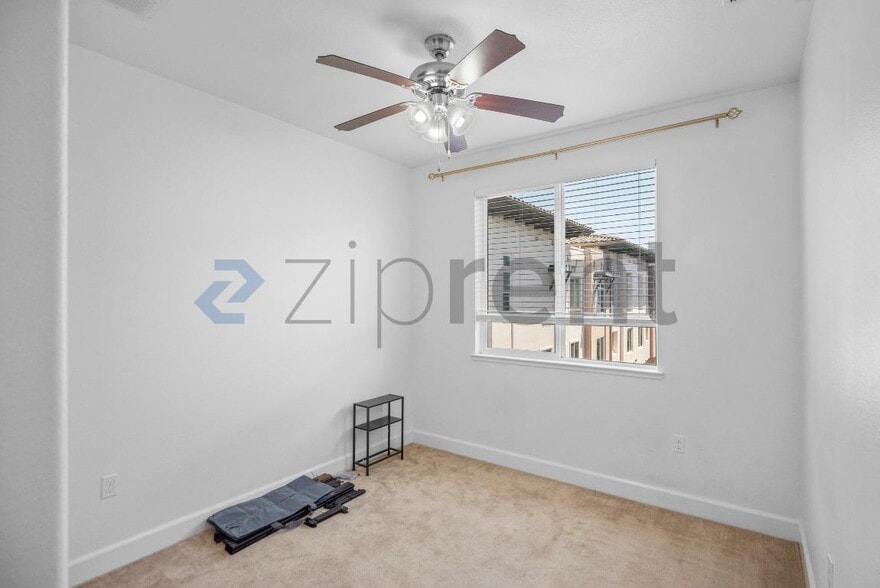 Building Photo - Unit