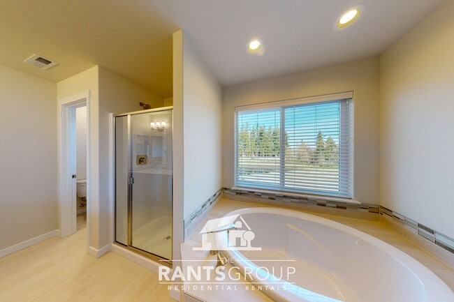 Building Photo - Beautiful Steilacoom Ridge Home! Easy free...