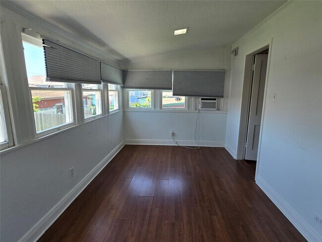 Building Photo - 4315 Avenue L