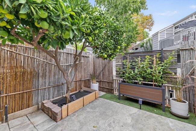 Building Photo - Spacious 3-Bedroom Townhome in Orangethorp...