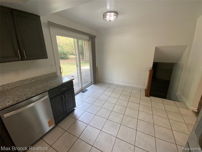 Building Photo - 5715 Sunnycrest Dr