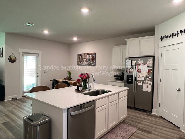 Building Photo - 5881 Cactus Dr