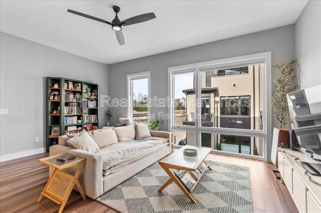 Building Photo - 821 Burnside Pl