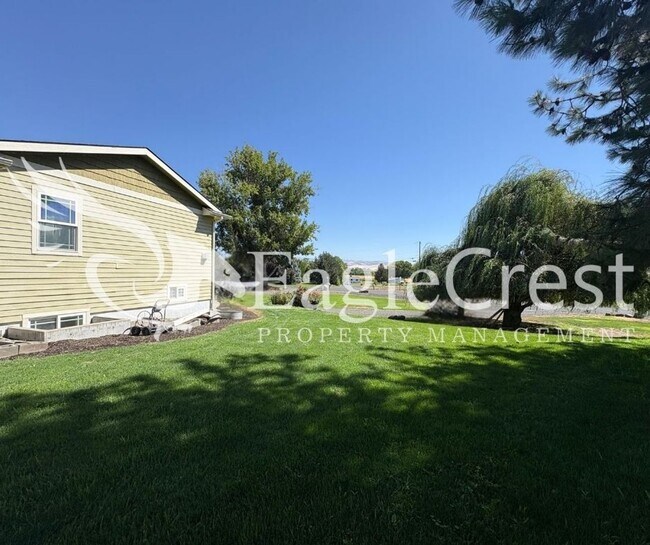 Building Photo - Beautiful Five Bedroom Home with Acreage