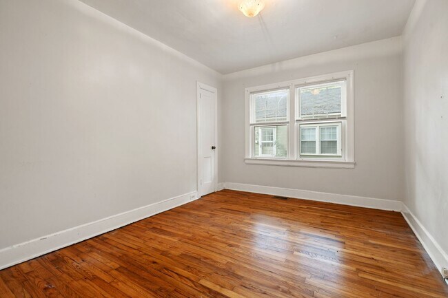 Building Photo - 713 W Knox St