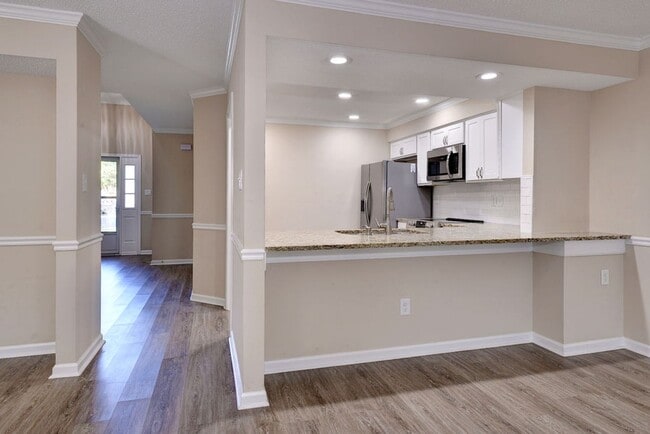 Building Photo - Nicely Updated Grafton Woods Condo