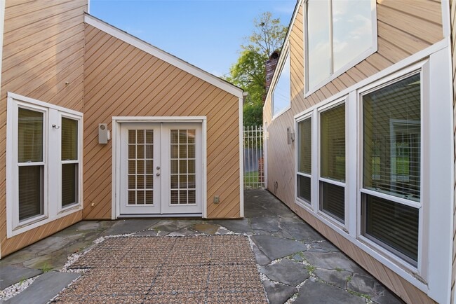 Building Photo - 14210 Briarhills Pkwy