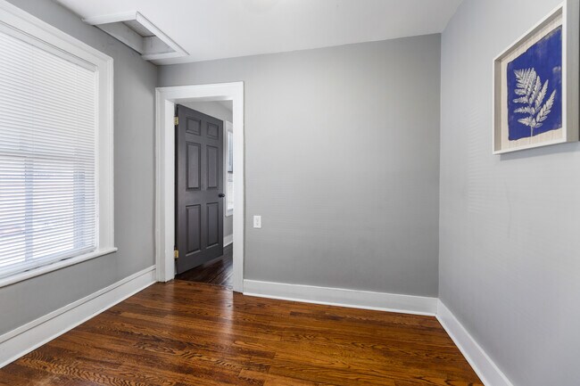 Building Photo - 546 Marshall Ave SW