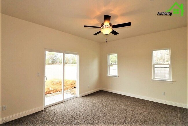 Building Photo - 2530 Rainbow Ln