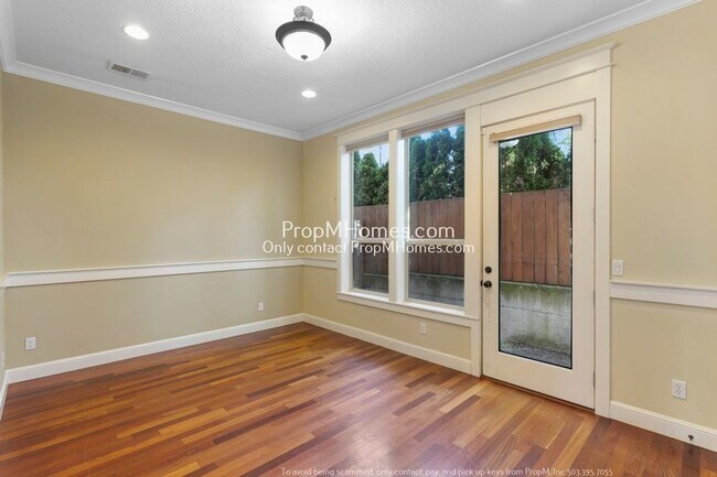 Building Photo - Luxury Two Bedroom Townhouse in NE!