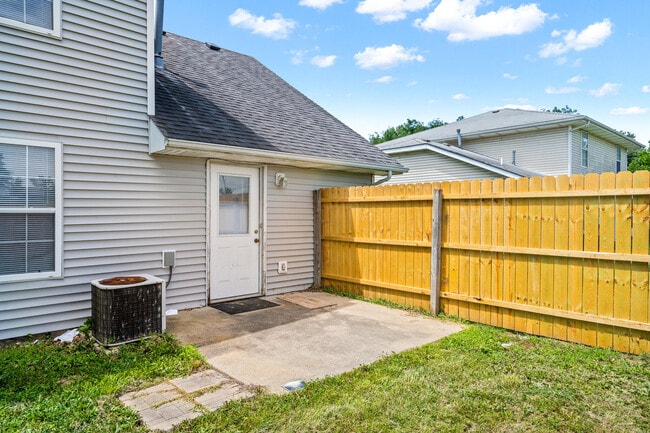 Building Photo - 2507 Carnation Dr