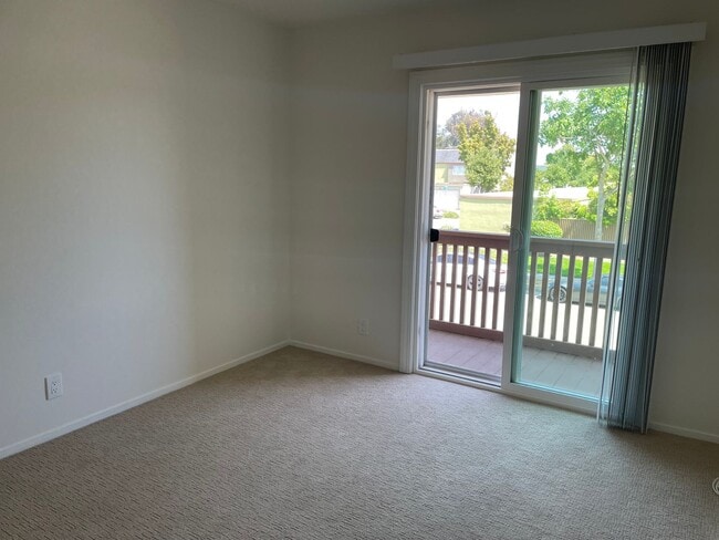 Building Photo - 1033 Fontana Dr