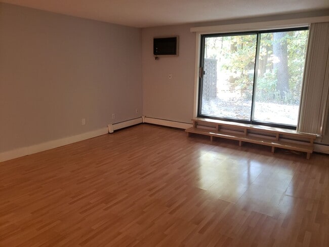 Building Photo - Comfortable 2-Bedroom Condo Near Lake Minnetonka – Private Deck & Resort-Style Amenities