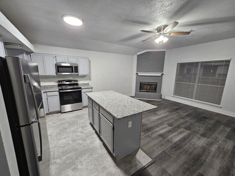 Building Photo - 919 Crestwood Dr