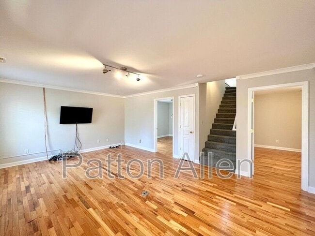 Building Photo - 430 Riverview Dr