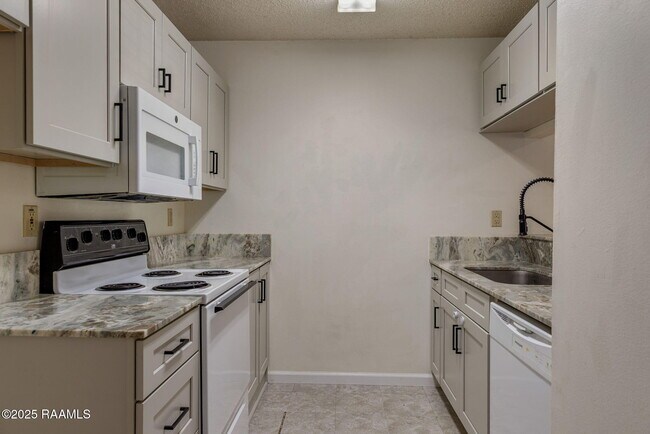 Building Photo - 300 Lozes Ave