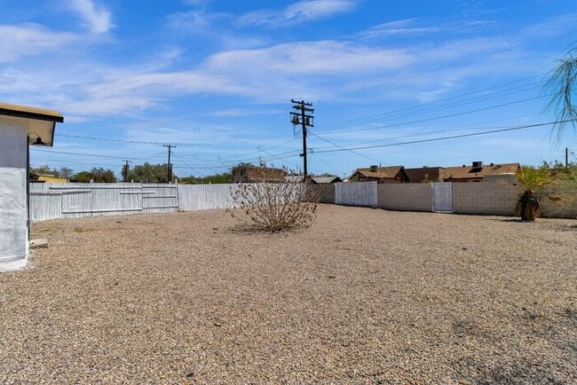 Building Photo - New remodeled in the heart of downtown PHX