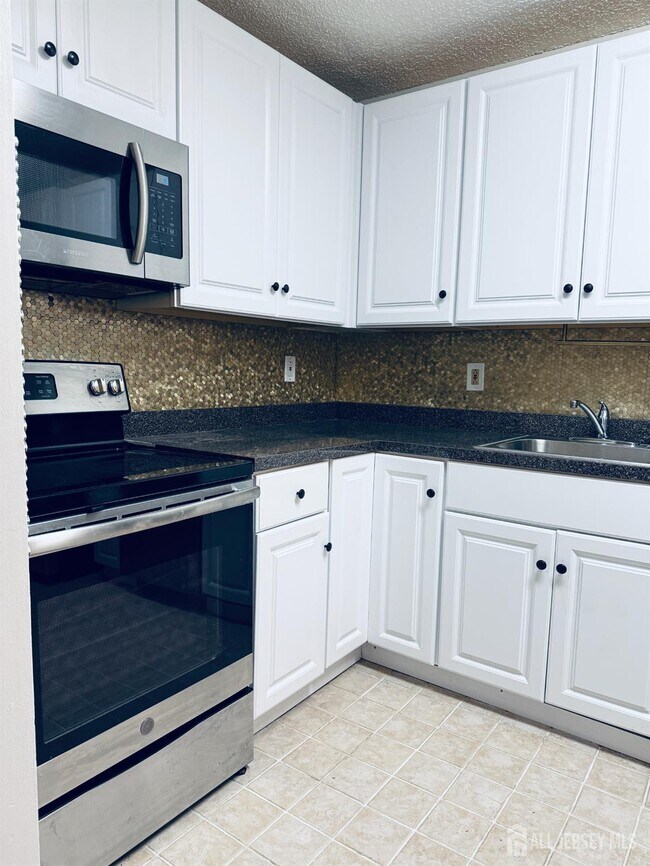 Building Photo - 10 N Wood Ave