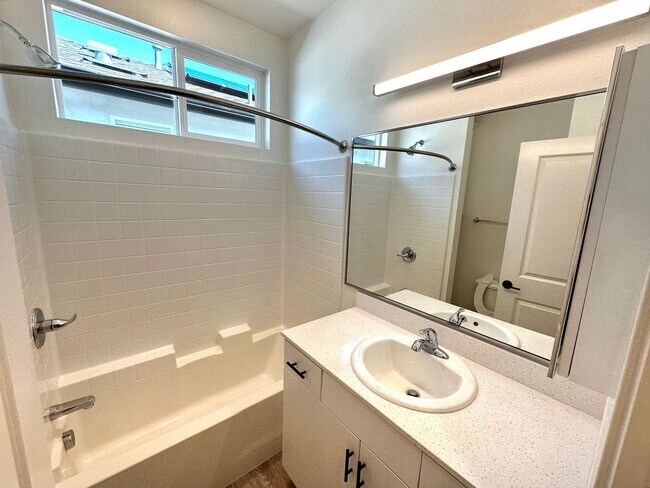 Building Photo - FIRST MONTH FREE! 2 Bedroom / 2 Bathroom o...