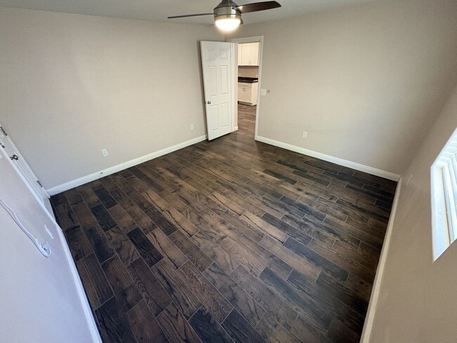 Building Photo - Central location - unit in cozy 4 plex setting with off street parking