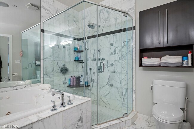 Building Photo - 701 W Lakeside Ave