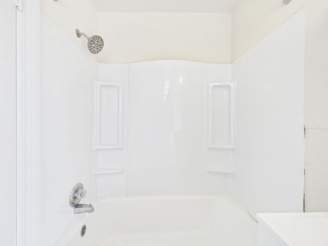 Building Photo - 500 Pelham Dr