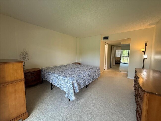 Building Photo - 2700 Cove Cay Dr