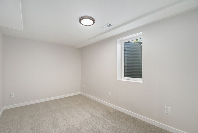 Building Photo - Spacious 6-Bed 3-Bath Home in Federal Heig...