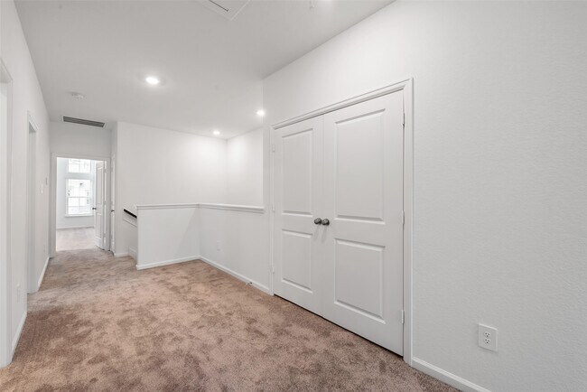 Building Photo - 653 Royal Arch Dr