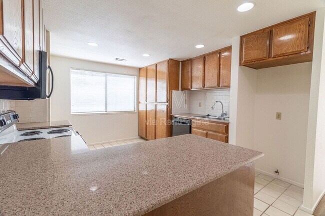 Building Photo - 2930 Driftwood Pl