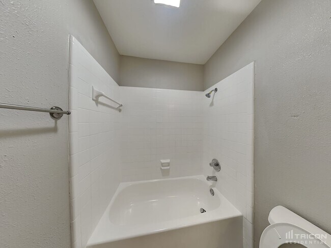 Building Photo - 1122 Oakbluff Dr