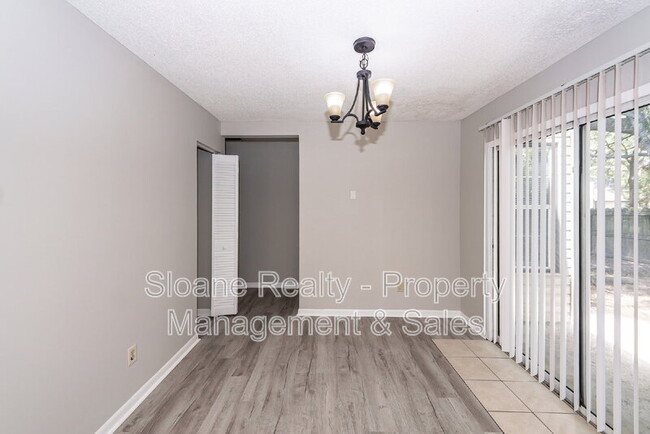 Building Photo - 1022 Oakcrest Dr
