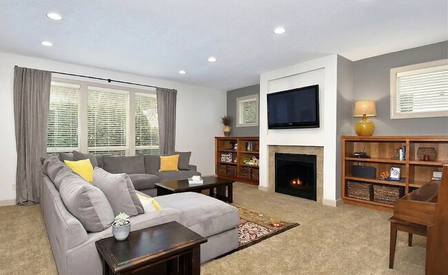 Building Photo - Spacious Single Family Home