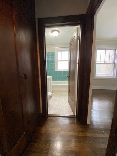 Building Photo - 5544 W Leland Ave