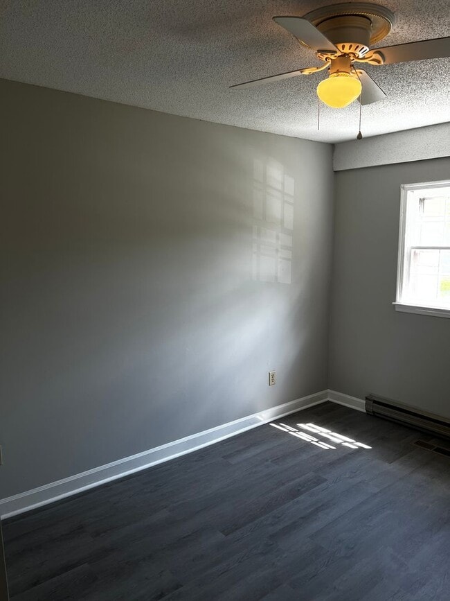 Building Photo - Newly Renovated 1 Bed/1 Bath Quadplex in C...