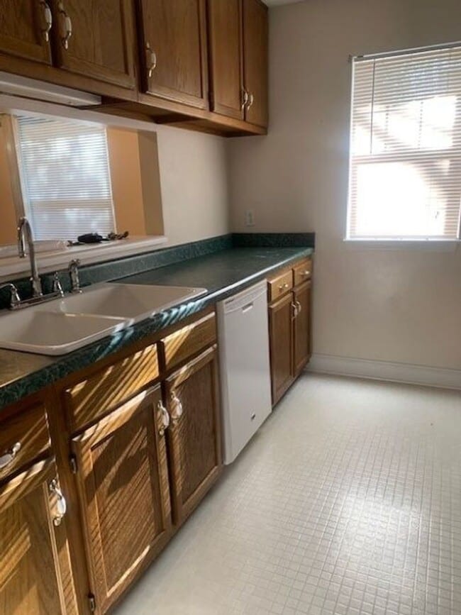 Building Photo - 2 bedroom 2 bath unit- Close to tanglewood!