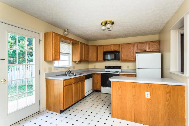 Building Photo - 637 Stonewall Dr