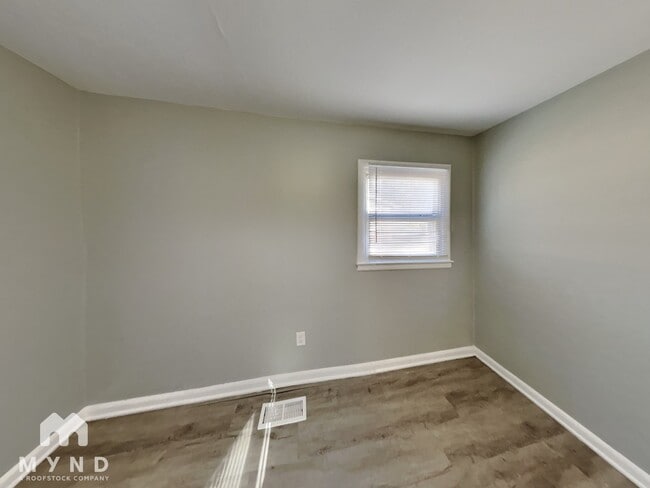 Building Photo - 303 Alda Dr