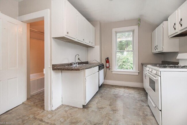 Building Photo - 653 Allyn St