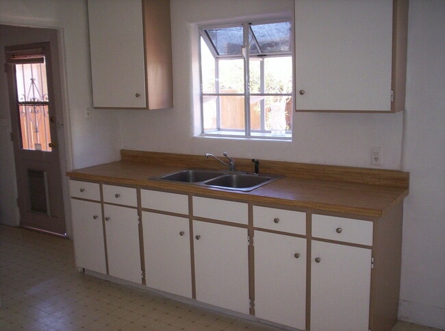 Kitchen - 4354 Coolidge Ave