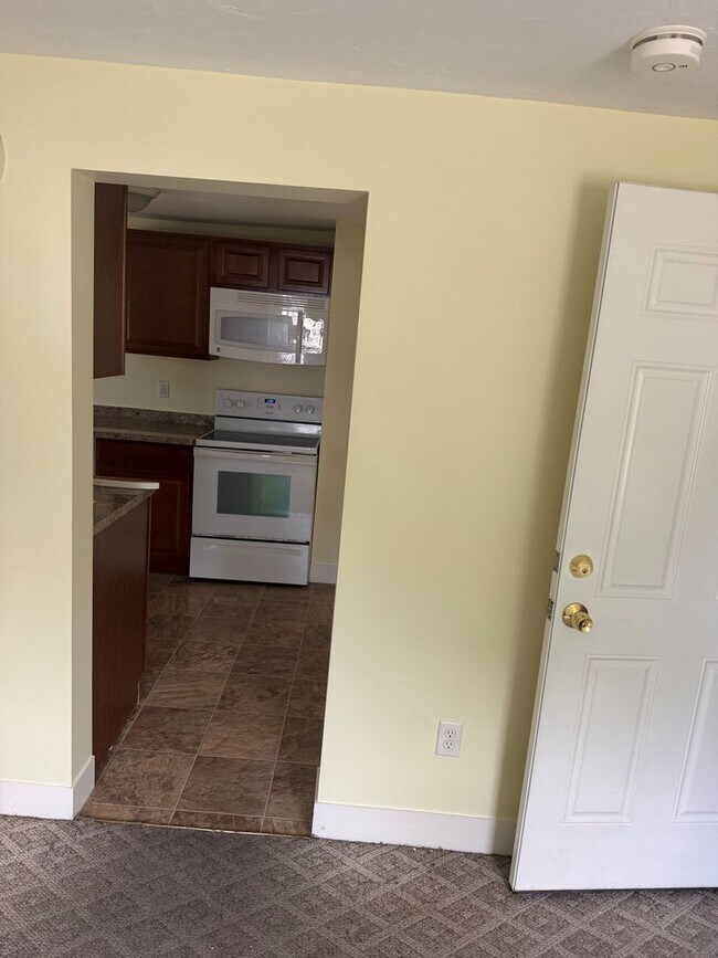 Building Photo - Charming 2-Bedroom 1 Bath Apt. in Middleboro
