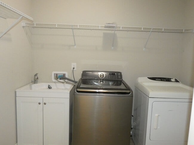 Building Photo - Spacious 3-Bedroom Home - Great Location