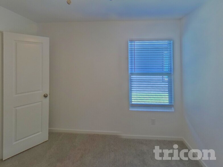 Building Photo - 803 Ponderosa Ln