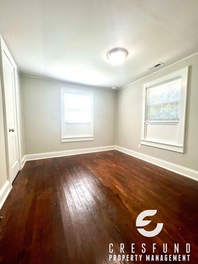 Building Photo - Bright and Cozy Cottage Style 2 Bedroom 1 Bath! Right off Ramsey Street